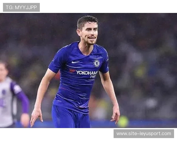 切尔西禁区混战终结，若日尼奥门前补射得手