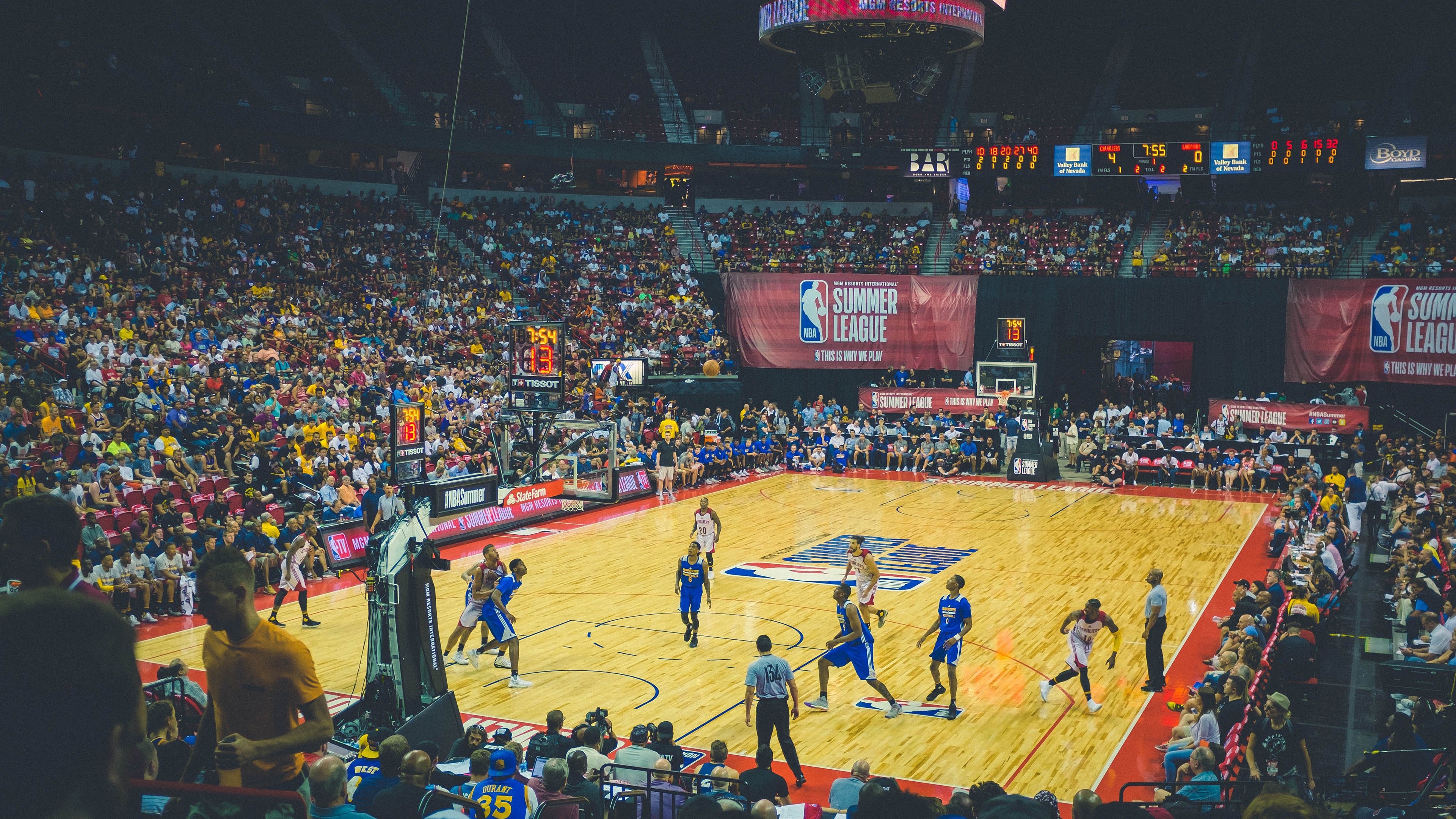 乔治连续抢断带动快船反击得分，乔治四年1.9亿美元续约快船